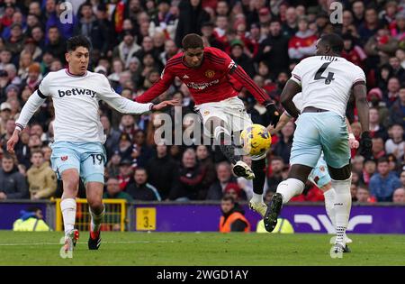 Marcus Rashford de Manchester United tire au but lors du match de Premier League à Old Trafford, Manchester. Date de la photo : dimanche 4 février 2024. Banque D'Images