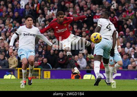 Marcus Rashford de Manchester United tire au but lors du match de Premier League à Old Trafford, Manchester. Date de la photo : dimanche 4 février 2024. Banque D'Images