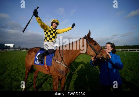 Le jockey Paul Townend (à gauche) célèbre avec Rachel Robinsaprès avoir remporté le Chanelle Pharma Irish Champion haie avec le cheval State Man lors de la deuxième journée du Dublin Racing Festival 2024 à l'hippodrome de Leopardstown. Date de la photo : dimanche 4 février 2024. Banque D'Images