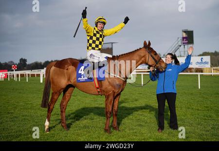 Le jockey Paul Townend (à gauche) célèbre avec Rachel Robinsaprès avoir remporté le Chanelle Pharma Irish Champion haie avec le cheval State Man lors de la deuxième journée du Dublin Racing Festival 2024 à l'hippodrome de Leopardstown. Date de la photo : dimanche 4 février 2024. Banque D'Images