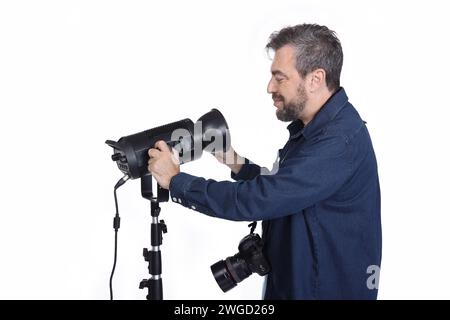 Photographe contrôlant la lumière au studio, gros plan vue latérale photo. emploi, profession Banque D'Images