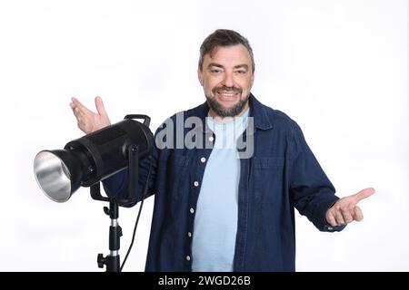 Photo studio isolée complète d'un photographe avec un flash studio Banque D'Images