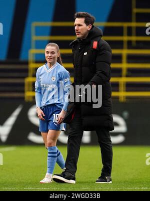 Jess Park de Manchester City (à gauche) avec Gareth Taylor (à droite), entraîneur de Manchester City, après le match de Super League féminine des Barclays au joie Stadium de Manchester. 4 février 2024. Banque D'Images