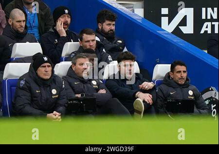 L'entraîneur de Chelsea Mauricio Pochettino (deuxième à droite) et le personnel regardent depuis le pige pendant le match de Premier League à Stamford Bridge, Londres. Date de la photo : dimanche 4 février 2024. Banque D'Images