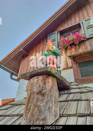 Baba Yaga. Maisons en bois de conte de fées avec fenêtres et fleurs. Tchèque Banque D'Images