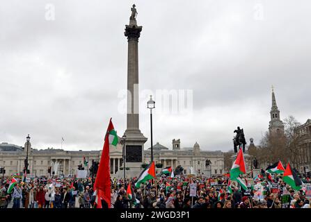 Lord Nelson méprise les manifestants pro-palestiniens qui défilent près de Trafalgar Square pendant la Marche nationale pour la Palestine dans le centre de Londres. S Banque D'Images