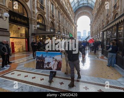 Milan, Italie. 04 février 2024. Foto Stefano Porta/LaPresse04-02-2024 Milano, Italia - Cronaca - Allevatori in protesta portano in Piazza del Duomo una mucca 04 février 2024 Milan, Italie - Actualités - des agriculteurs protestants apportent une vache à Piazza del Duomo Credit : LaPresse/Alamy Live News Banque D'Images