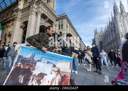 Milan, Italie. 04 février 2024. Foto Stefano Porta/LaPresse04-02-2024 Milano, Italia - Cronaca - Allevatori in protesta portano in Piazza del Duomo una mucca 04 février 2024 Milan, Italie - Actualités - des agriculteurs protestants apportent une vache à Piazza del Duomo Credit : LaPresse/Alamy Live News Banque D'Images