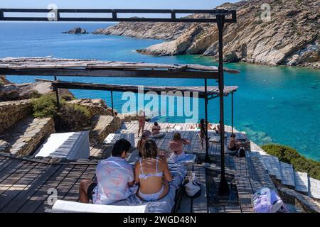 IOS, Grèce - 15 septembre 2023 : vue de jeunes touristes jouissant de la vue panoramique depuis le sommet d'une falaise sur l'étonnante plage Tripiti à iOS Gree Banque D'Images