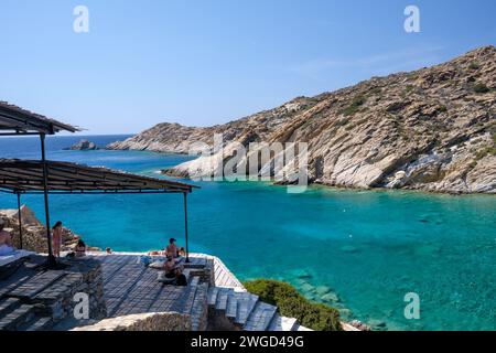 IOS, Grèce - 15 septembre 2023 : vue de jeunes touristes jouissant de la vue panoramique depuis le sommet d'une falaise sur l'étonnante plage Tripiti à iOS Gree Banque D'Images