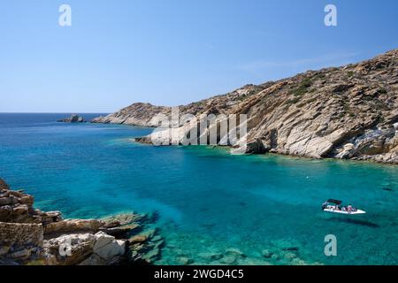 IOS, Grèce - 15 septembre 2023 : vue aérienne panoramique de la plage paradisiaque de Tripiti et excursion touristique en bateau rapide Banque D'Images