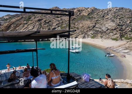 IOS, Grèce - 15 septembre 2023 : vue de jeunes touristes jouissant de la vue panoramique depuis le sommet d'une falaise sur l'étonnante plage Tripiti à iOS Gree Banque D'Images