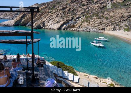 IOS, Grèce - 15 septembre 2023 : vue de jeunes touristes jouissant de la vue panoramique depuis le sommet d'une falaise sur l'étonnante plage Tripiti à iOS Gree Banque D'Images