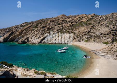 IOS, Grèce - 15 septembre 2023 : vue de bateaux rapides d'excursion sur la plage turquoise à couper le souffle de Tripiti sur l'île d'iOS Grèce Banque D'Images