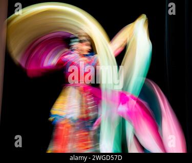 Houston, États-Unis. 2 février 2024. Une actrice se produit lors du spectacle « Happy Chinese New Year » Sichuan Opera présenté à Houston, Texas, États-Unis, le 2 février 2024. Crédit : Chen Chen/Xinhua/Alamy Live News Banque D'Images