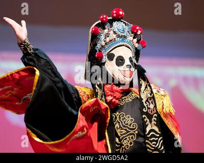 Houston, États-Unis. 2 février 2024. Un acteur joue un rôle qui change de visage lors du spectacle de l'opéra du Sichuan « Happy Chinese New Year » organisé à Houston, Texas, États-Unis, le 2 février 2024. Crédit : Chen Chen/Xinhua/Alamy Live News Banque D'Images