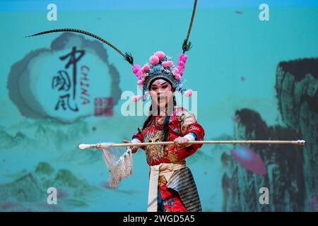 Houston, États-Unis. 2 février 2024. Un acteur joue à l'opéra du Sichuan lors du spectacle de l'opéra du Sichuan « Happy Chinese New Year », présenté à Houston, Texas, États-Unis, le 2 février 2024. Crédit : Chen Chen/Xinhua/Alamy Live News Banque D'Images