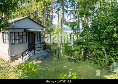 Belle maison ancienne en bois dans la forêt verdoyante dans le Zadni Treban. Tchèque Banque D'Images