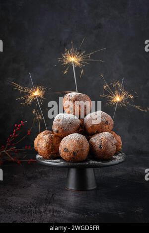 Oliebollen hollen traditionnel, servi le soir du nouvel an, fond noir Banque D'Images