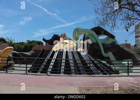Valence, Espagne - 15 mai 2014 : tête de la figure de Gulliver déchu à grande échelle où les enfants jouent. Aire de jeux pour enfants Gulliver Park Banque D'Images