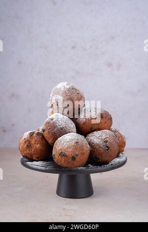 Oliebollen hollandais traditionnel, servi le soir du nouvel an, sur un fond rose clair Banque D'Images