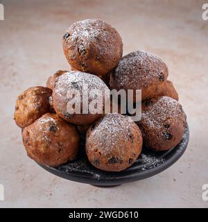 Oliebollen hollen traditionnel, servi le soir du nouvel an, fond clair Banque D'Images