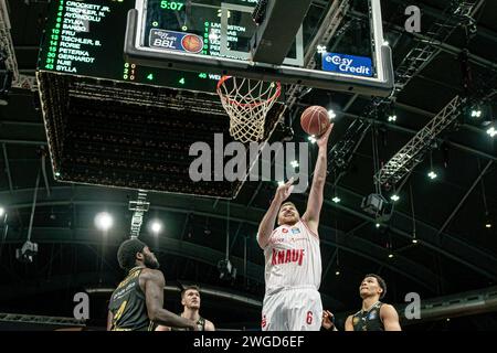 Braunschweig, Deutschland. 04 février 2024. Braunschweig, Deutschland 04. Février 2024 : 1.BBL - 2023/2024 - Basketball Löwen Braunschweig vs. Würzburg baskets im Bild : Korbwurf Max Ugrai (Würzburg/Wuerzburg), crédit : dpa/Alamy Live News Banque D'Images