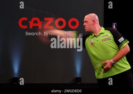 Marshall Arena, Milton Keynes, Royaume-Uni. 4 février 2024. 2024 PDC Cazoo Darts Masters Day 3, séance de l'après-midi ; Michael van Gerwen lance pendant le match contre Dave Chisnall crédit : action plus Sports/Alamy Live News Banque D'Images