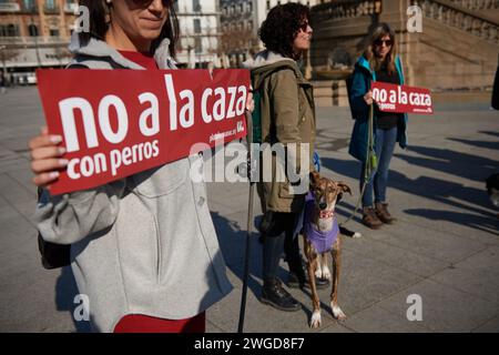 Les manifestants brandissent des pancartes exprimant leurs opinions pendant la manifestation contre la chasse avec des chiens. Banque D'Images