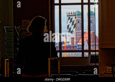 Ausblick, Weitblick. Blick durch die Plenarsaaltüre im Bayerischen Landtag auf die Türme der Frauenkirche in der Innenstadt von München. München Bayern Deutschland *** vue, vue large vue vue par la porte de la salle plénière du Parlement bavarois aux tours de la Frauenkirche dans le centre-ville de Munich Munich Bavière Allemagne Copyright : xRolfxPossx Banque D'Images