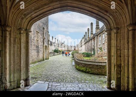 Les vicaires ferment, d'anciennes maisons d'aumônes, vues à travers l'arche médiévale à Wells, Somerset, Royaume-Uni le 4 février 2024 Banque D'Images