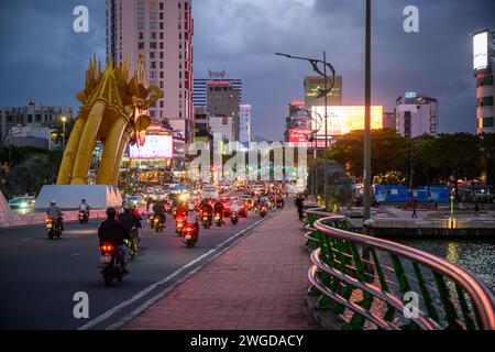 Trafic aux heures de pointe traversant le Dragon Bridge à Da Nang. Vietnam Banque D'Images