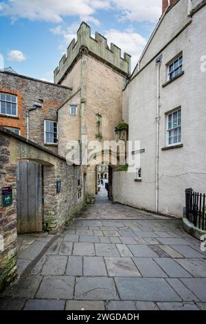 Porte des paupers et arche vues de Cathedral Green à Wells, Somerset, Royaume-Uni le 4 février 2024 Banque D'Images