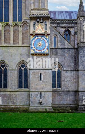 La face extérieure restaurée de l'horloge astronomique de la cathédrale de Wells avec des cloches sonnantes à Wells, Somerset, Royaume-Uni le 4 février 2024 Banque D'Images