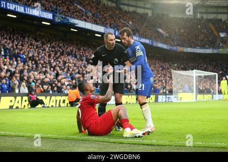 Stamford Bridge, Chelsea, Londres, Royaume-Uni. 4 février 2024. Premier League football, Chelsea contre Wolverhampton Wanderers ; l'arbitre Tim Robinson tente de garder Ben Chilwell de Chelsea loin de Mario Lemina de Wolverhampton Wanderers qui est descendu en criant en tenant son mollet. Crédit : action plus Sports/Alamy Live News Banque D'Images