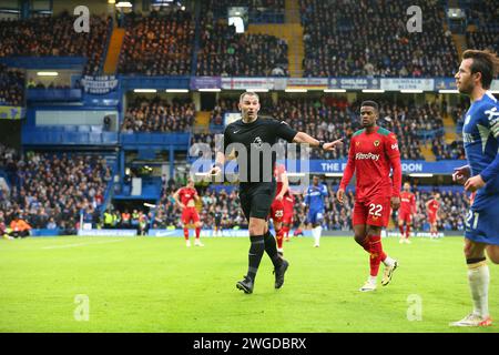 Stamford Bridge, Chelsea, Londres, Royaume-Uni. 4 février 2024. Premier League football, Chelsea contre Wolverhampton Wanderers ; l'arbitre Tim Robinson tente d'éloigner les joueurs de Chelsea de Mario Lemina de Wolverhampton Wanderers qui est descendu en criant tout en tenant son mollet crédit : action plus Sports/Alamy Live News Banque D'Images