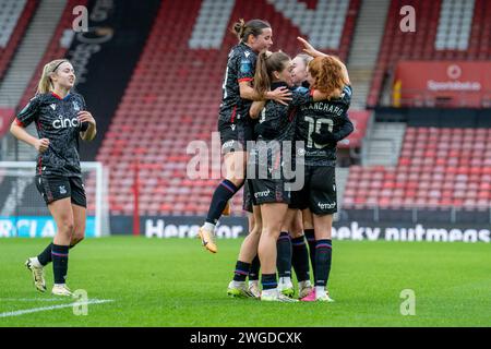 Southampton, Royaume-Uni. 04 février 2024. St Marys Stadium, Southampton, Angleterre, février 4 2024 BUT 0-1 les joueuses du Crystal Palace entourent l'attaquant Izzy Atkinson (77) lors du match du championnat FA Womens entre Southampton et Crystal Palace au St Marys Stadium, Southampton, Angleterre (Stephen Flynn/SPP) crédit : SPP Sport Press photo. /Alamy Live News Banque D'Images