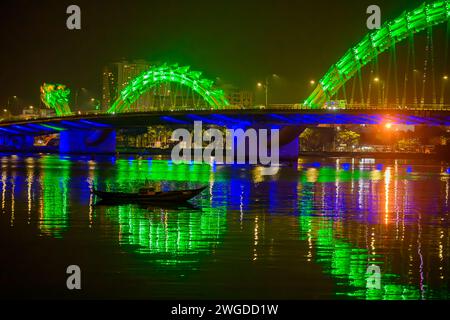 Le pont du Dragon la nuit avec un bateau au premier plan, Da Namg, Vietnam Banque D'Images