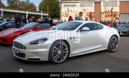 2011 Aston Martin DBS V12, exposée au Bicester Heritage Scramble le 8 octobre 2023. Banque D'Images