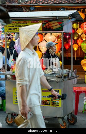 Vendeurs de Street Food au marché nocturne de Hoi an, Hoi an, Vietnam Banque D'Images