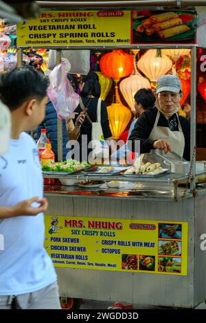 Vendeurs de Street Food au marché nocturne de Hoi an, Hoi an, Vietnam Banque D'Images