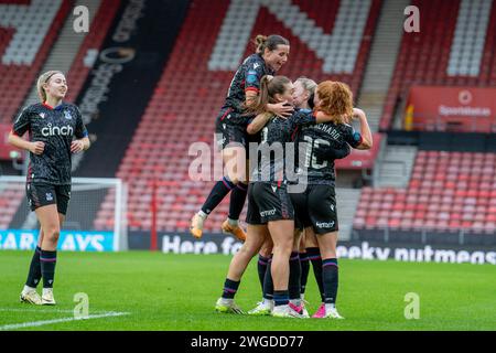 Southampton, Royaume-Uni. 04 février 2024. St Marys Stadium, Southampton, Angleterre, février 4 2024 BUT 0-1 les joueuses du Crystal Palace entourent l'attaquant Izzy Atkinson (77) après avoir ouvert le score lors du match du championnat FA Womens entre Southampton et Crystal Palace au St Marys Stadium, Southampton, Angleterre (Stephen Flynn/SPP) crédit : SPP Sport Press photo. /Alamy Live News Banque D'Images