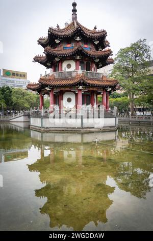 Petit temple asiatique dans le parc de la ville reflété dans un étang, plan vertical, Taipei, Taiwan Banque D'Images