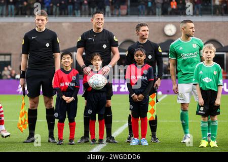 Rotterdam, pays-Bas. 4 février 2024. ROTTERDAM, PAYS-BAS - FÉVRIER 4 : Bart Vriends de Sparta Rotterdam, arbitre assistant Roan van Marrewijk, arbitre Jeroen Manschot, arbitre assistant Freek Vandeursen, Bram van Polen de PEC Zwolle lors du match néerlandais d'Eredivisie entre Sparta Rotterdam et PEC Zwolle au Sparta-Stadion Het Kasteel le 4 février 2024 à Rotterdam. (Photo Hans van der Valk/Orange Pictures) crédit : dpa/Alamy Live News Banque D'Images