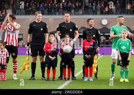 Rotterdam, pays-Bas. 4 février 2024. ROTTERDAM, PAYS-BAS - FÉVRIER 4 : Bart Vriends de Sparta Rotterdam, arbitre assistant Roan van Marrewijk, arbitre Jeroen Manschot, arbitre assistant Freek Vandeursen, Bram van Polen de PEC Zwolle lors du match néerlandais d'Eredivisie entre Sparta Rotterdam et PEC Zwolle au Sparta-Stadion Het Kasteel le 4 février 2024 à Rotterdam. (Photo Hans van der Valk/Orange Pictures) crédit : dpa/Alamy Live News Banque D'Images