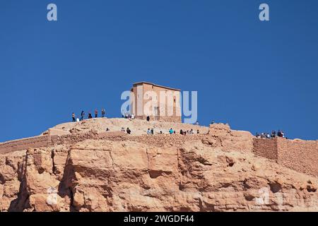 Agardir (grenier collectif) au sommet d'une colline surplombant le ighrem (village fortifié) d'Aït Benhaddou, le long de l'ancienne route des caravanes entre le Sahara Banque D'Images