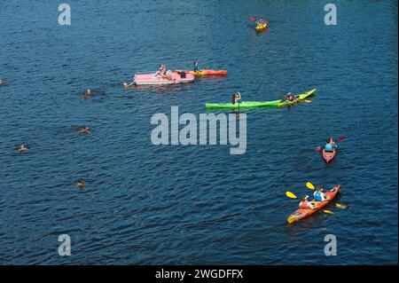 Des gens nageant dans l'eau, des canoës à rames. 10 juin 2021. Hydropark, Kiev, Ukraine Banque D'Images