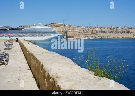 SENGLEA, MALTE - 19 mai 2022 : la Valette et le paquebot Costa Fascinosa vus de la ville européenne de l-Isla, ciel bleu clair dans une chaude journée de printemps ensoleillée. Banque D'Images