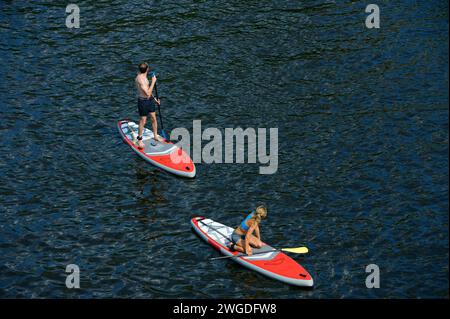 Jeune homme et une femme aviron planches SUP sur l'eau. 10 juin 2021. Hydropark, Kiev Ukraine Banque D'Images