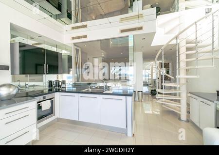 Un escalier en colimaçon et une salle à manger dans un studio de luxe à Puerto Banus Banque D'Images